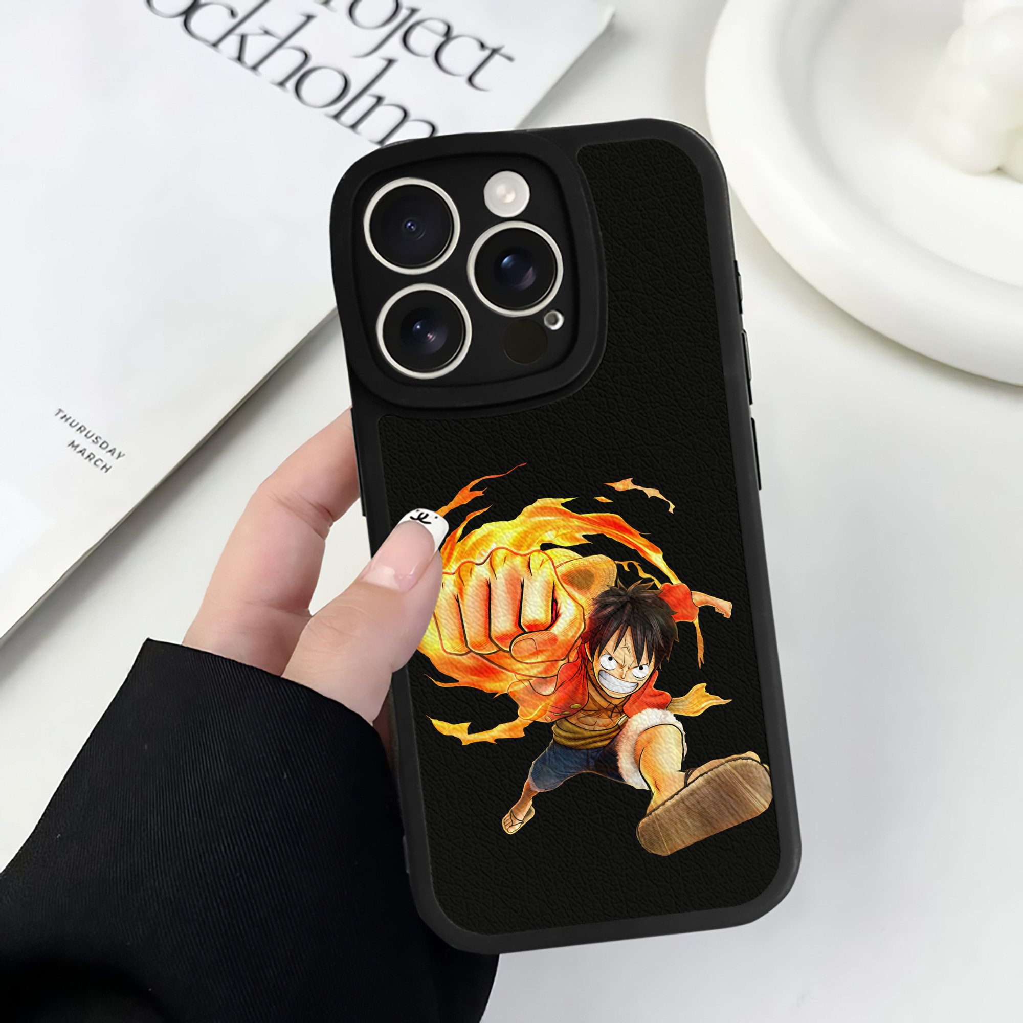 （画像用） ワンピース モンキー・D・ルフィ ONE PIECE Monkey D. Luffy 【iPhone 16シリーズ対応】シリコンスマホケース（レザー調） 材質：シリコン